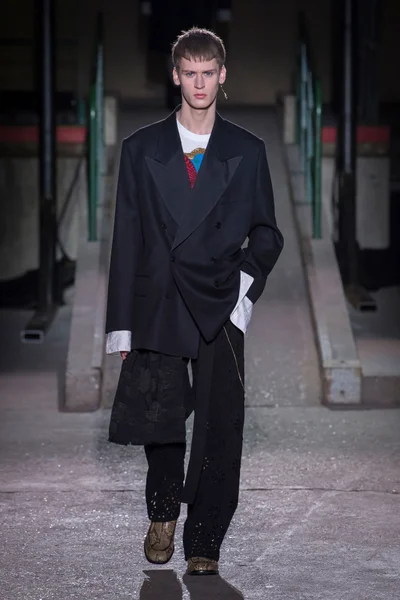 Look 60